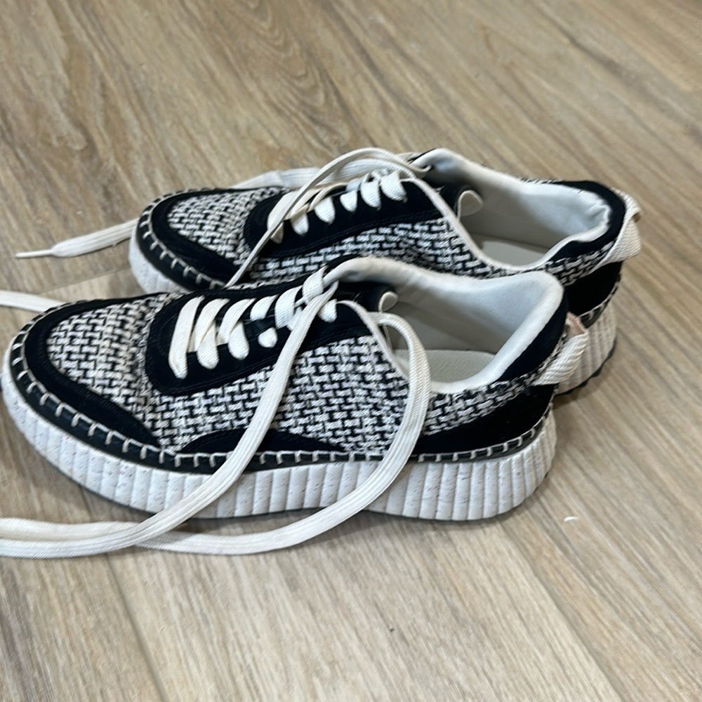 Universal thread black and white sneaker